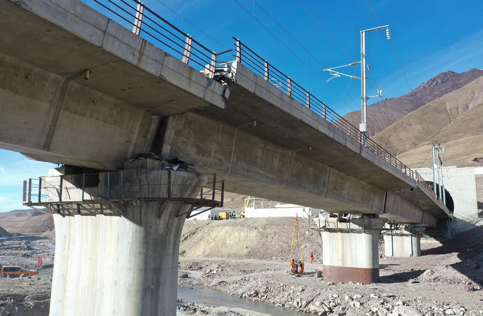 圖3 支座脫空與擋塊破壞